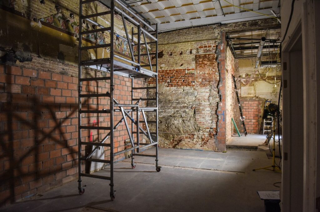 batiment recherche fouille archéologie archéologique mur histoire brique echaffaudage